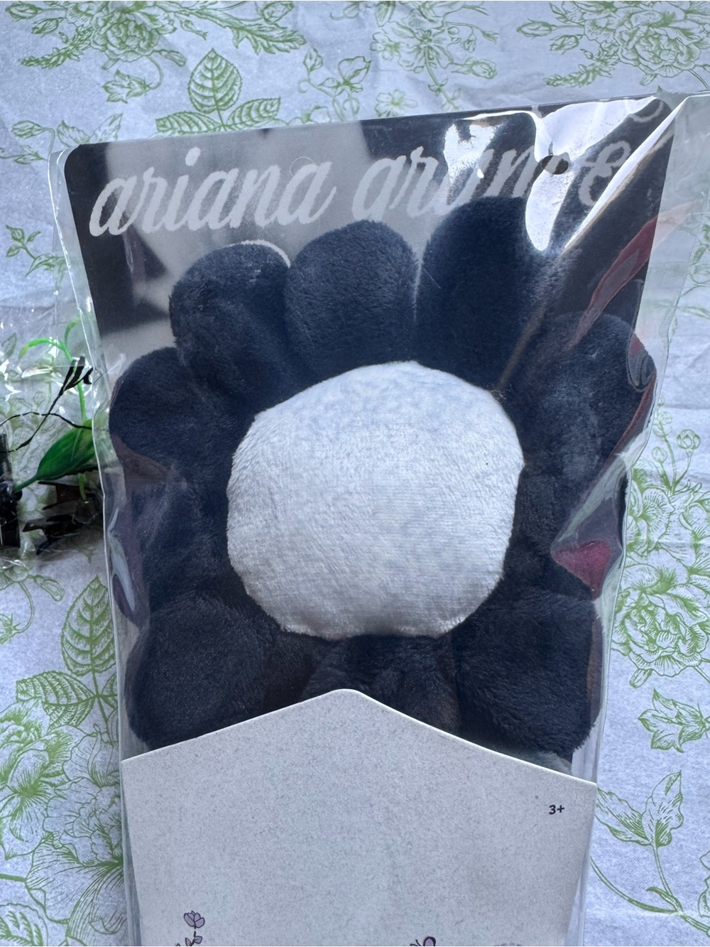 ♾️☀️ Ariana Grande Greenhouse x Petal Exclusive Flower Plushie with Petal Clips - Picture 2 of 5